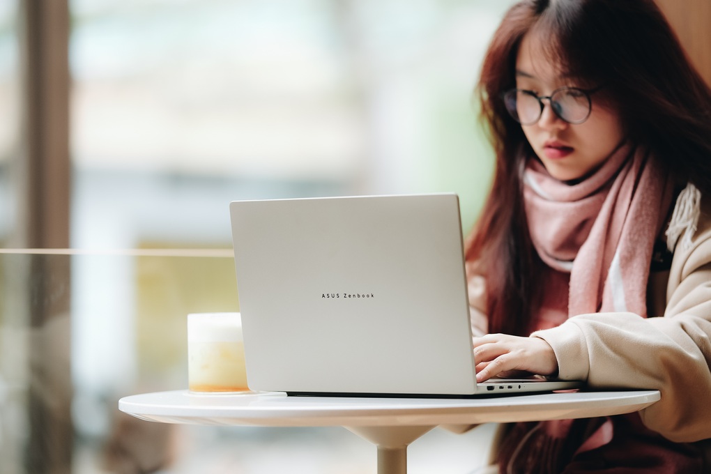 ASUS ra mắt laptop AI mỏng nhẹ tại Việt Nam, chỉ từ 980 gram - 1 ASUS ra mắt laptop AI mỏng nhẹ tại Việt Nam, chỉ từ 980 gram - 1