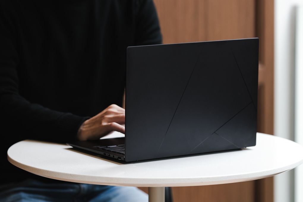 ASUS ra mắt laptop AI mỏng nhẹ tại Việt Nam, chỉ từ 980 gram - 4 ASUS ra mắt laptop AI mỏng nhẹ tại Việt Nam, chỉ từ 980 gram - 4