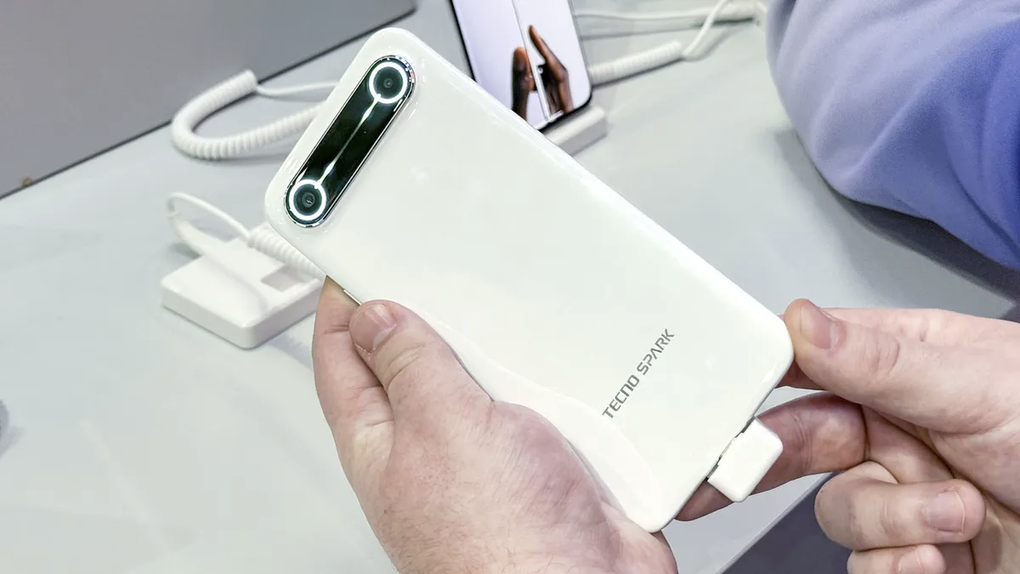 Cận cảnh chiếc điện thoại mỏng nhất thế giới vừa được ra mắt tại MWC 2025 - 3 Cận cảnh chiếc điện thoại mỏng nhất thế giới vừa được ra mắt tại MWC 2025 - 3